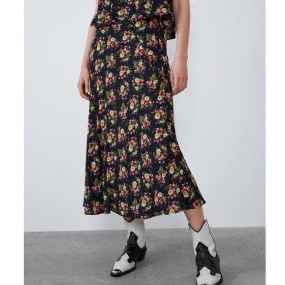 Zara Dresses & Skirts - ZARA Floral Print Midi Skirt – size XS – elastic waist – side zip